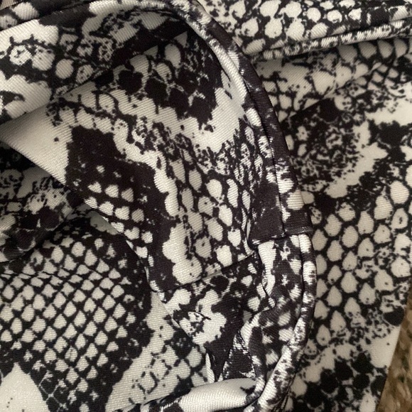 Pretty Little Thing black white snakeskin print bikini bottom 6 - Picture 5 of 7